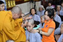 Xúc động giây phút cạo tóc cho gần 100 hành giả trong lễ khai mạc khóa tu "Xuất gia gieo duyên" lần 7 tại chùa Giác Ngộ