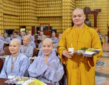 Chùm ảnh: Ăn cơm trong chánh niệm chiều ngày 14/09/2020