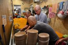 Chùm ảnh: Hành giả chấp tác trong ngày đầu tiên khóa tu "Xuất gia gieo duyên"