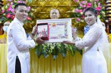 Trao nhẫn cho nhau trước điện Phật: Lễ hằng thuận của chú rể Văn Hoàn (PD. Thiên Tâm) và cô dâu Quỳnh Hoa (PD. Diệu Thiện)