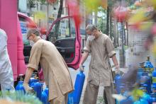 Cứu thêm gần 200 người từ những bình oxy miễn phí do chùa Giác Ngộ hỗ trợ