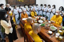 Gia đình hương linh Nguyễn Thanh Bình (PD. Ngộ Minh Tường) cúng dường Trai tăng