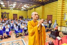 Cùng con thơ về chùa tu học với khóa tu Búp sen từ bi