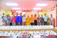Chùa Giác Ngộ, Qũy Đạo Phật Ngày Nay trao quà Tết yêu thương tại  phường 7, Gò Vấp, TP.HCM