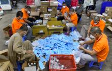 Trước ngày “ai ở đâu, ở yên đó”, chùa Giác Ngộ vẫn tiếp tục tặng nông sản và thuốc thang cho bà con