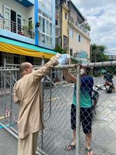 Gần 300 phần thuốc được mang đi cứu người