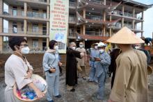 Buổi trần thiết trong sương sớm