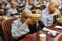 Chùm ảnh: Ăn trong chánh niệm sáng ngày 15/09/2020