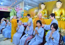 Xuất gia gieo duyên cho 6 hành giả đang thọ Bát quan trai tại chùa Quan Âm Đông Hải