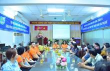 Chùa Giác Ngộ - Qũy Đạo Phật Ngày Nay trao quà Tết đến tiểu thương chợ Hòa Hưng