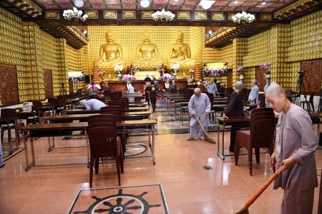 Chùm ảnh: Hành giả chấp tác trong ngày đầu tiên khóa tu "Xuất gia gieo duyên"