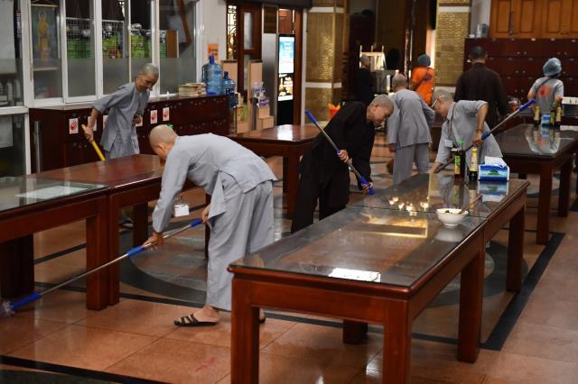 Chùm ảnh: Hành giả chấp tác trong ngày đầu tiên khóa tu "Xuất gia gieo duyên"