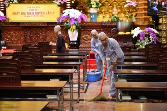 Chùm ảnh: Hành giả chấp tác trong ngày đầu tiên khóa tu "Xuất gia gieo duyên"