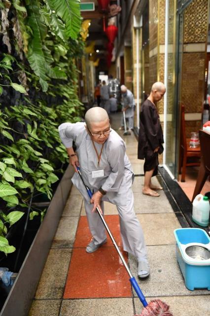 Chùm ảnh: Hành giả chấp tác trong ngày đầu tiên khóa tu "Xuất gia gieo duyên"