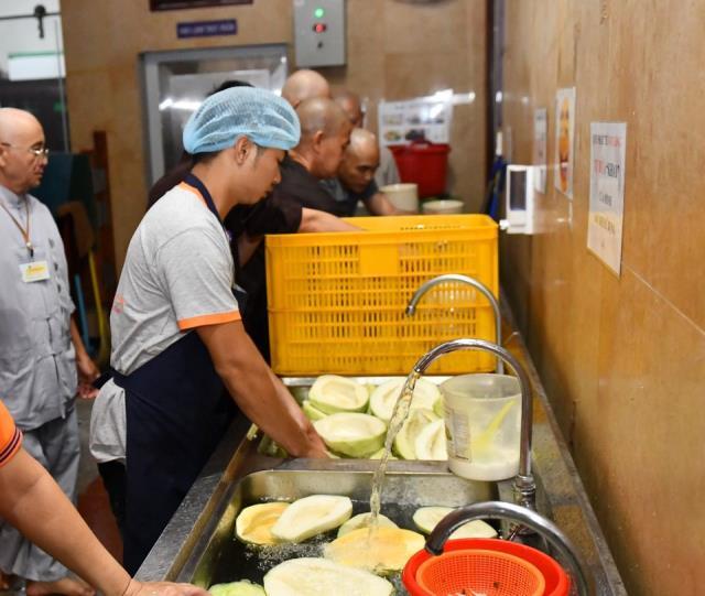 Chùm ảnh: Hành giả chấp tác trong ngày đầu tiên khóa tu "Xuất gia gieo duyên"