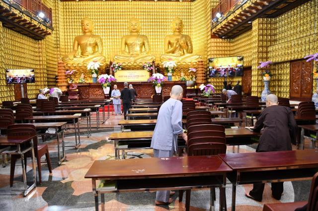 Chùm ảnh: Hành giả chấp tác trong ngày đầu tiên khóa tu "Xuất gia gieo duyên"