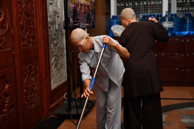 Chùm ảnh: Hành giả chấp tác trong ngày đầu tiên khóa tu "Xuất gia gieo duyên"