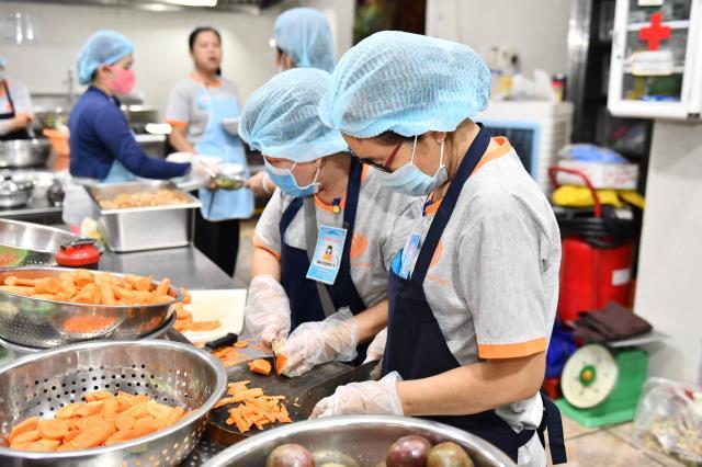 Chùm ảnh: Hành giả chấp tác trong ngày đầu tiên khóa tu "Xuất gia gieo duyên"