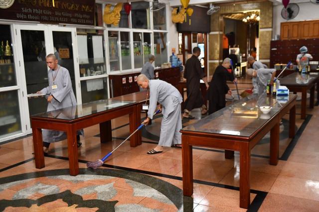 Chùm ảnh: Hành giả chấp tác trong ngày đầu tiên khóa tu "Xuất gia gieo duyên"