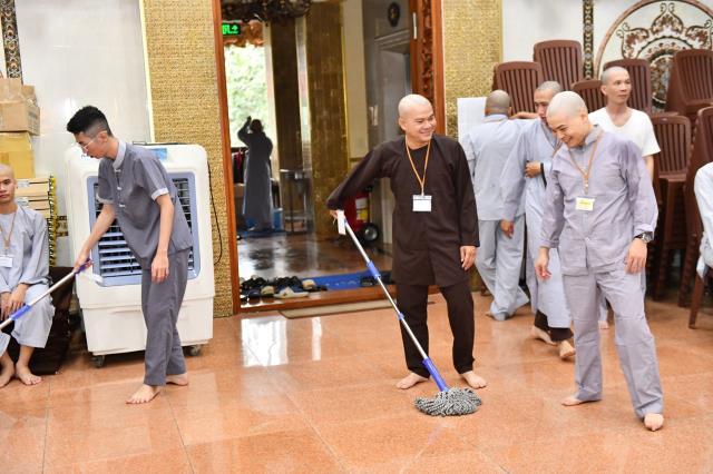 Chùm ảnh: Hành giả chấp tác trong ngày đầu tiên khóa tu "Xuất gia gieo duyên"