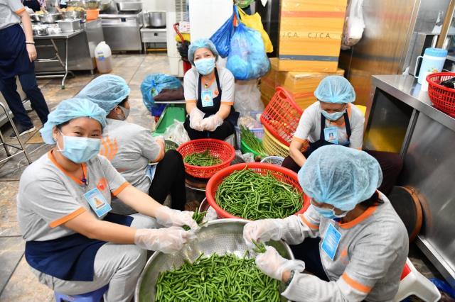 Chùm ảnh: Hành giả chấp tác trong ngày đầu tiên khóa tu "Xuất gia gieo duyên"