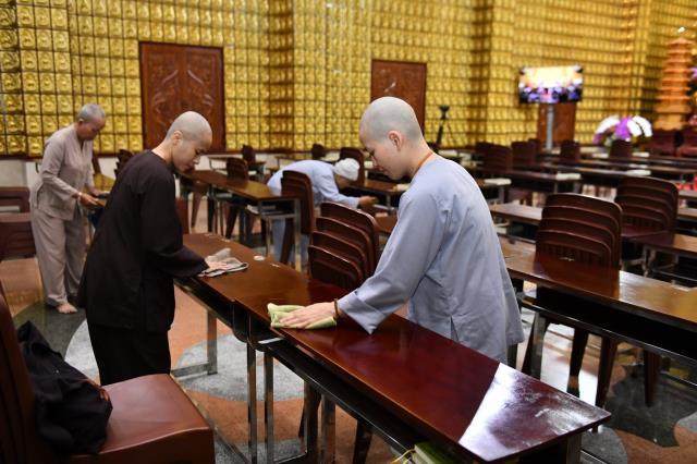 Chùm ảnh: Hành giả chấp tác trong ngày đầu tiên khóa tu "Xuất gia gieo duyên"