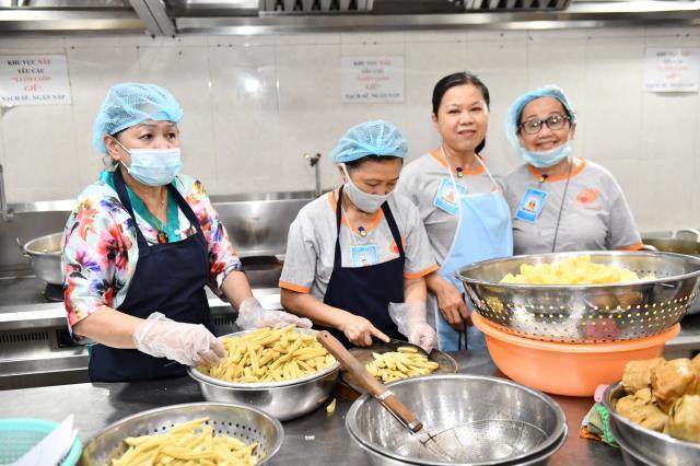 Chùm ảnh: Hành giả chấp tác trong ngày đầu tiên khóa tu "Xuất gia gieo duyên"