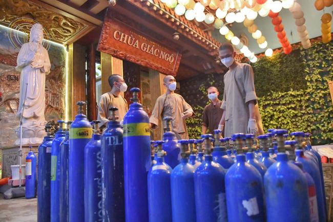 Hình ảnh nhà sư trong mùa COVID