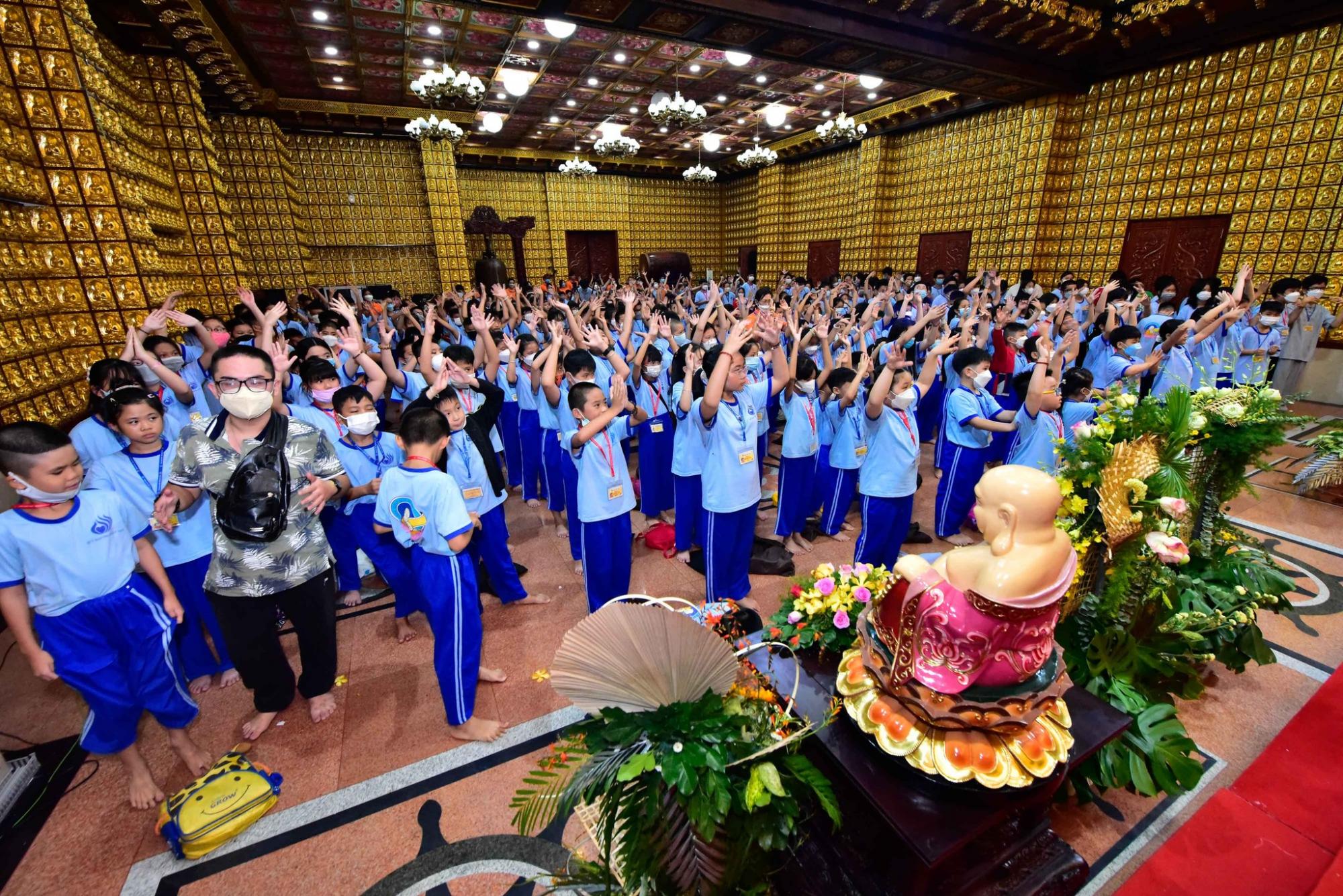 Cha mẹ ơi, cho con đến chùa học tập, vui chơi!