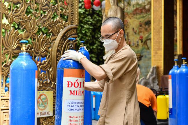 Hình ảnh nhà sư trong mùa COVID