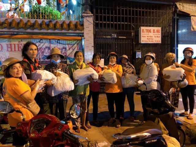 Chùa Giác Ngộ - Quỹ Đạo Phật Ngày Nay mang 1.000 món quà sưởi ấm đêm giao thừa