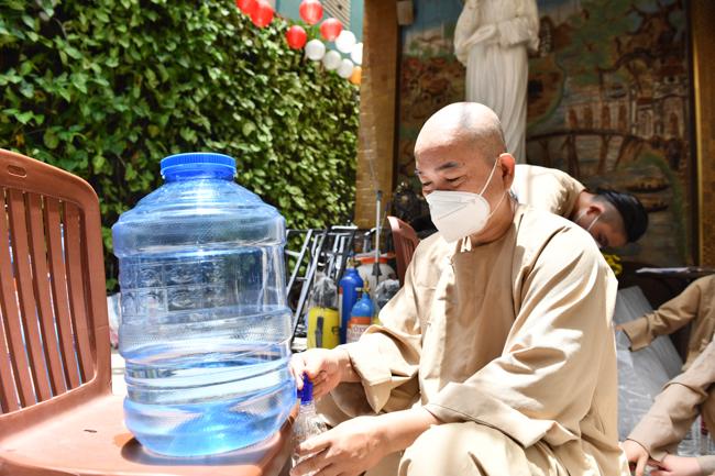 Hình ảnh nhà sư trong mùa COVID