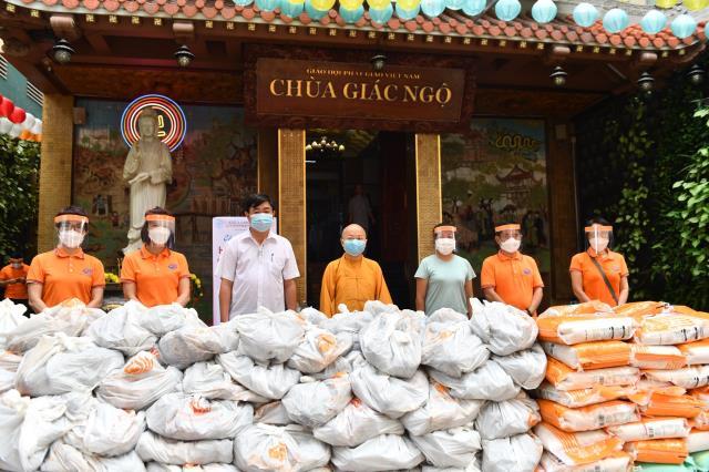 Quỹ ĐPNN trao tặng 5,5 tấn khoai và gạo có hoàn cảnh khó khăn trong thời gian giãn cách xã hội do dịch Covid-19