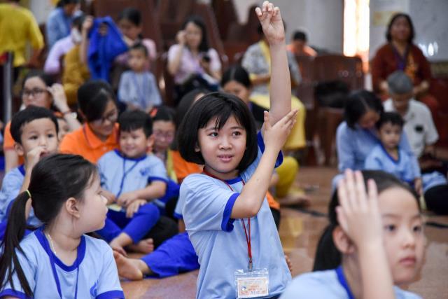 Khóa tu Búp sen từ bi: Hành giả nhí tự tay làm thiệp nhân Ngày Nhà giáo Việt Nam 20 -11 sắp tới