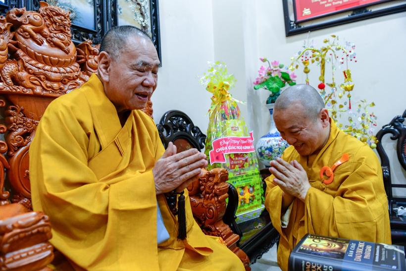 TT. Nhật Từ đảnh lễ và chúc xuân chư tôn đức Hội đồng Trị sự GHPGVN