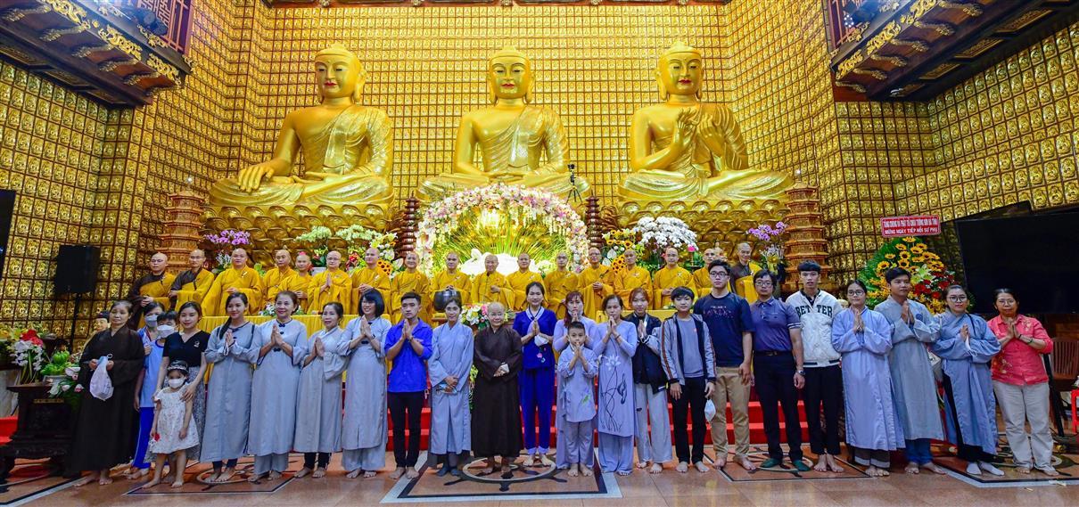 Đại lễ tưởng niệm đức Phật nhập Niết-bàn và mừng Ngày Tiếp nối lần thứ 54 của Sư phụ Thích Nhật Từ