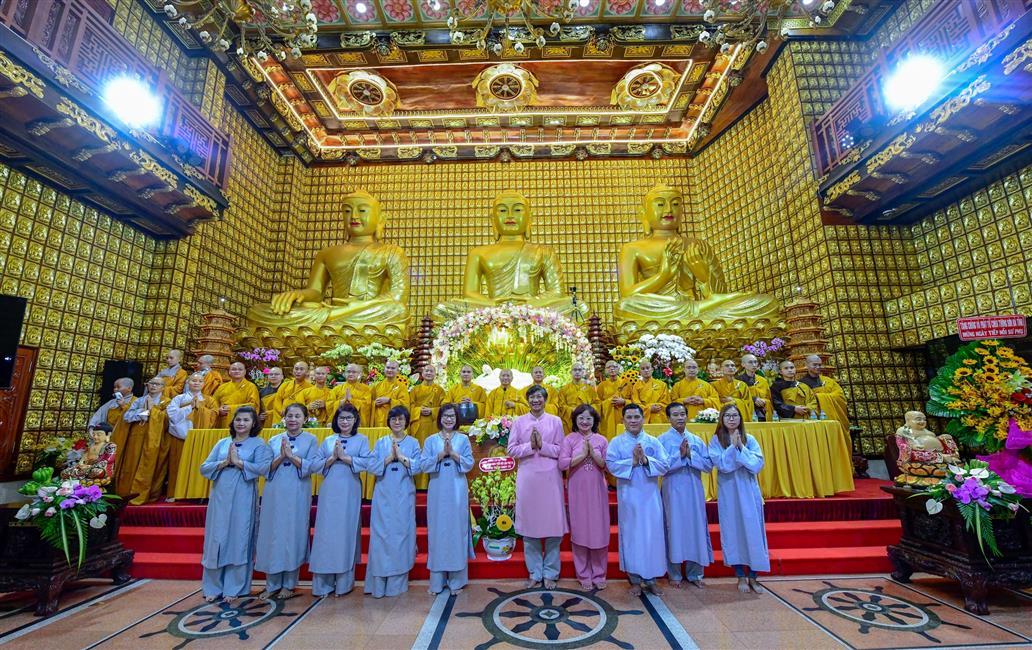 Đại lễ tưởng niệm đức Phật nhập Niết-bàn và mừng Ngày Tiếp nối lần thứ 54 của Sư phụ Thích Nhật Từ