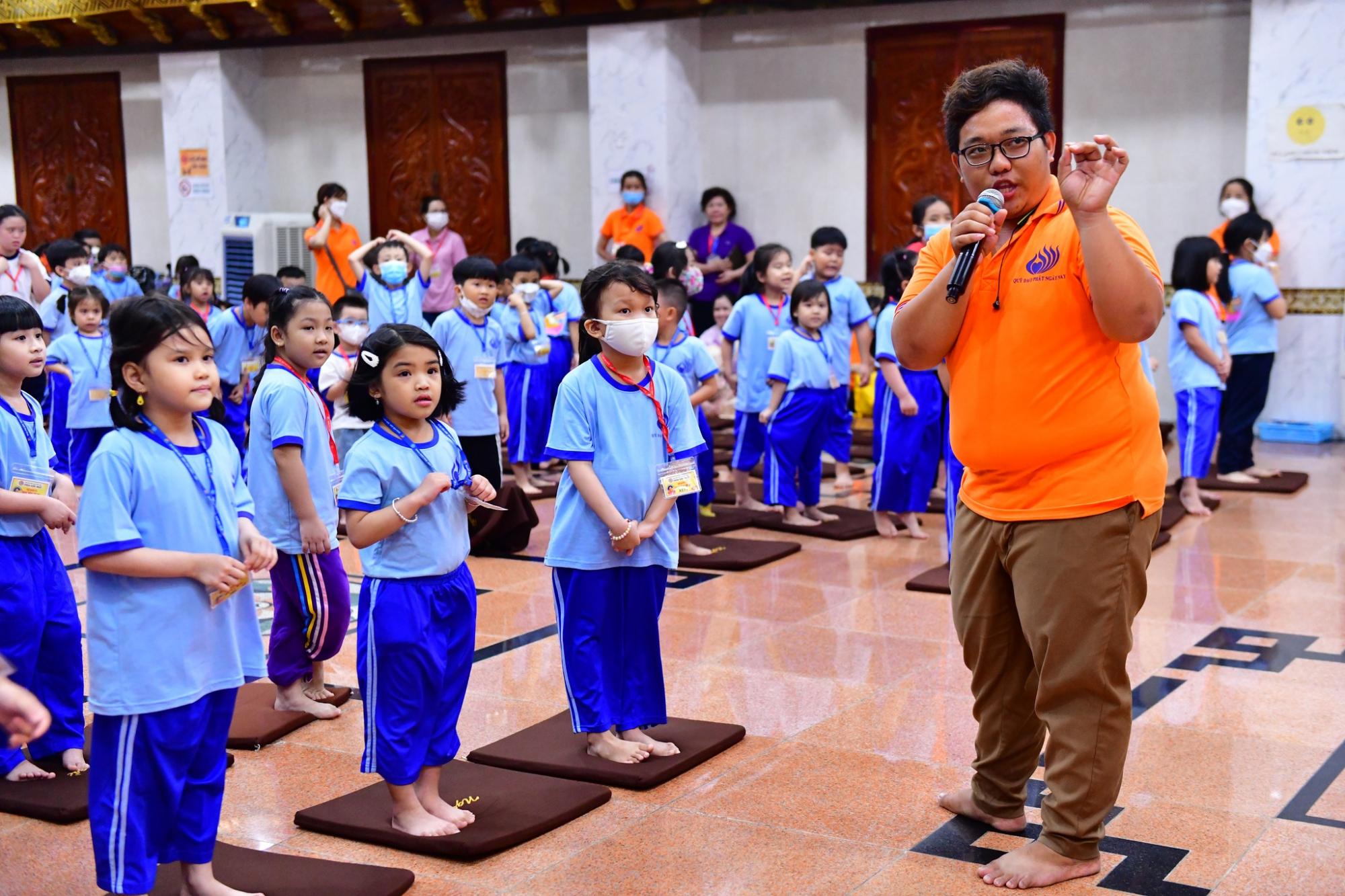 Cho con trẻ học hỏi điều hay tại chùa