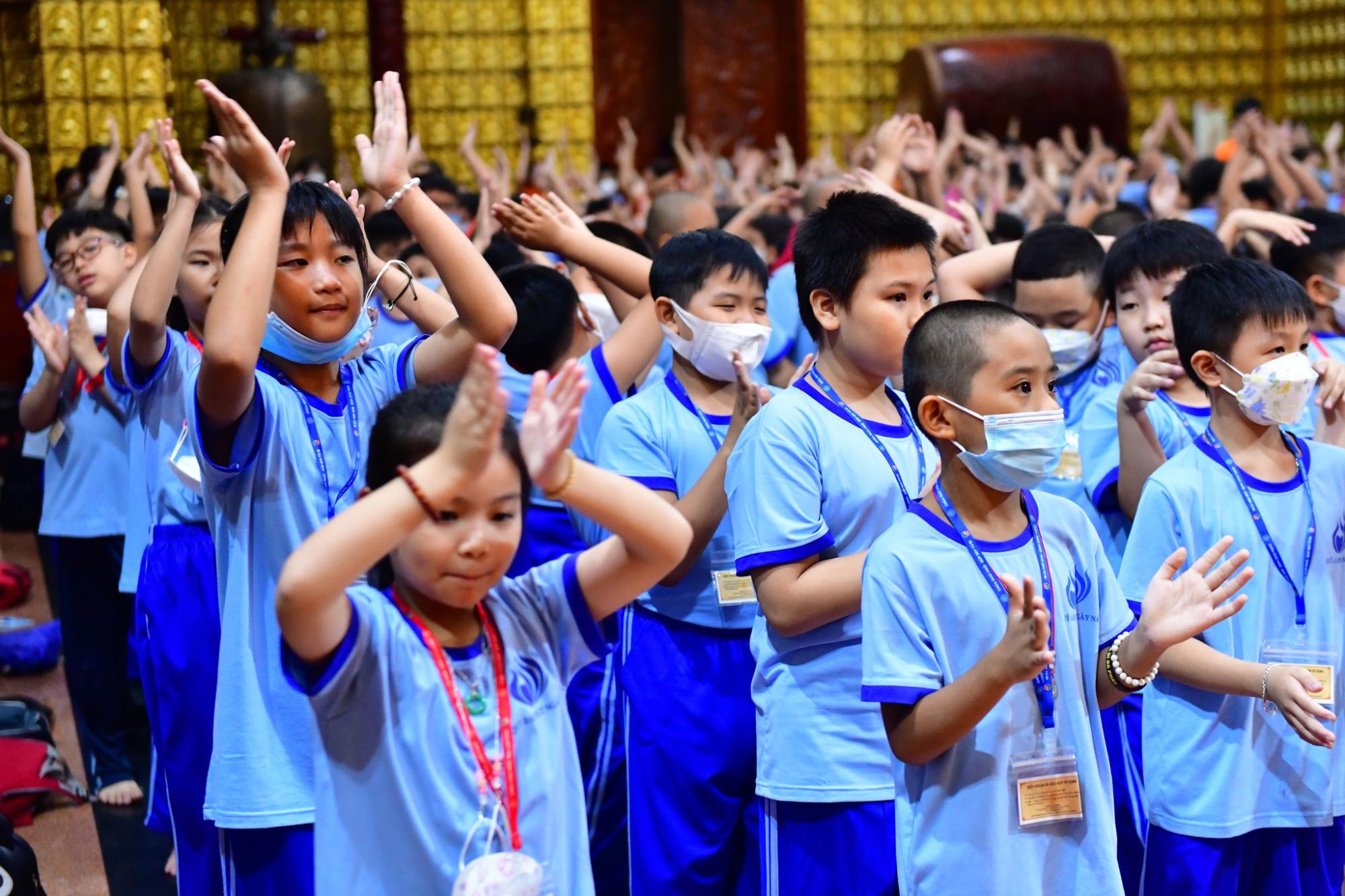 Cho con trẻ học hỏi điều hay tại chùa