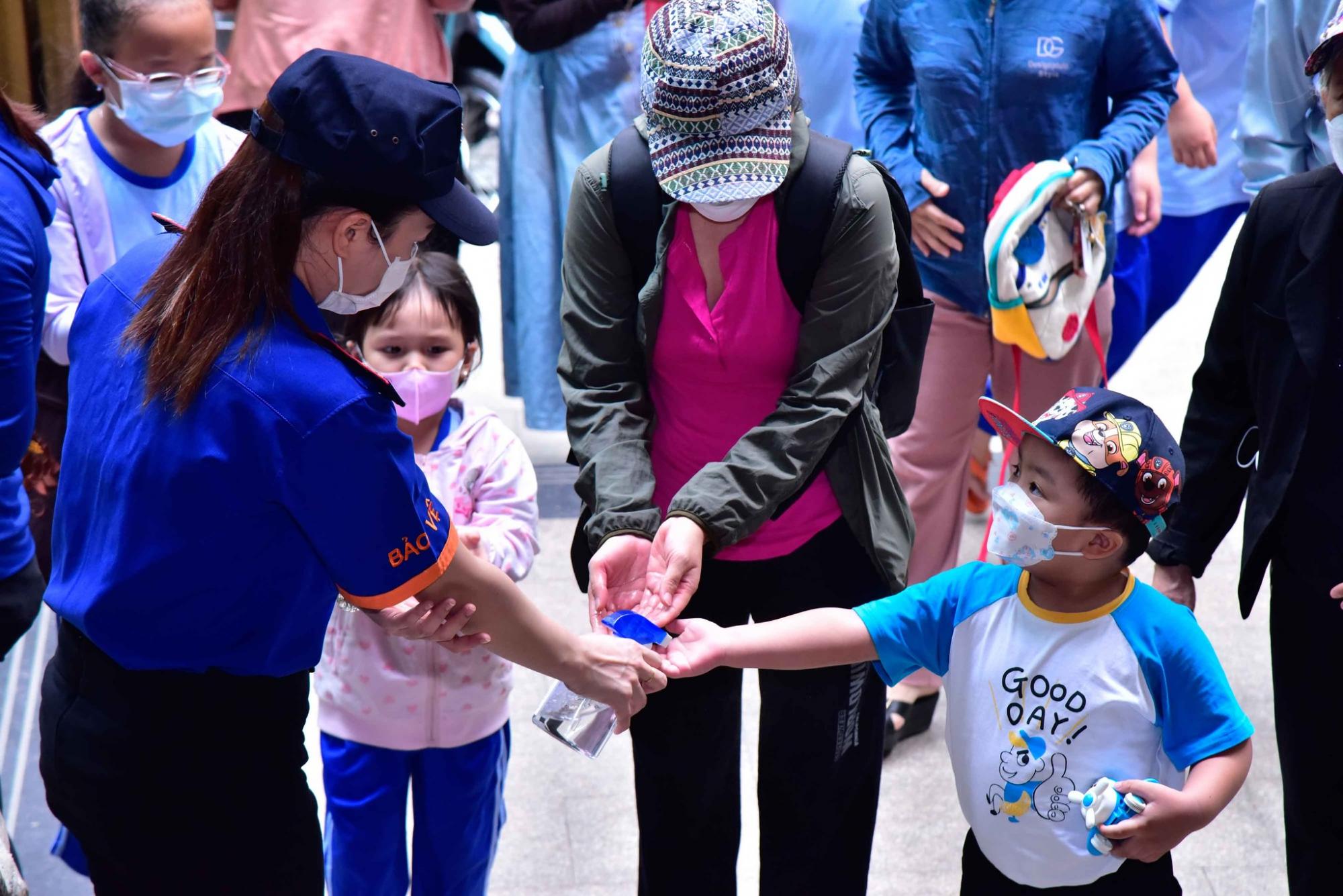 Cha mẹ ơi, cho con đến chùa học tập, vui chơi!