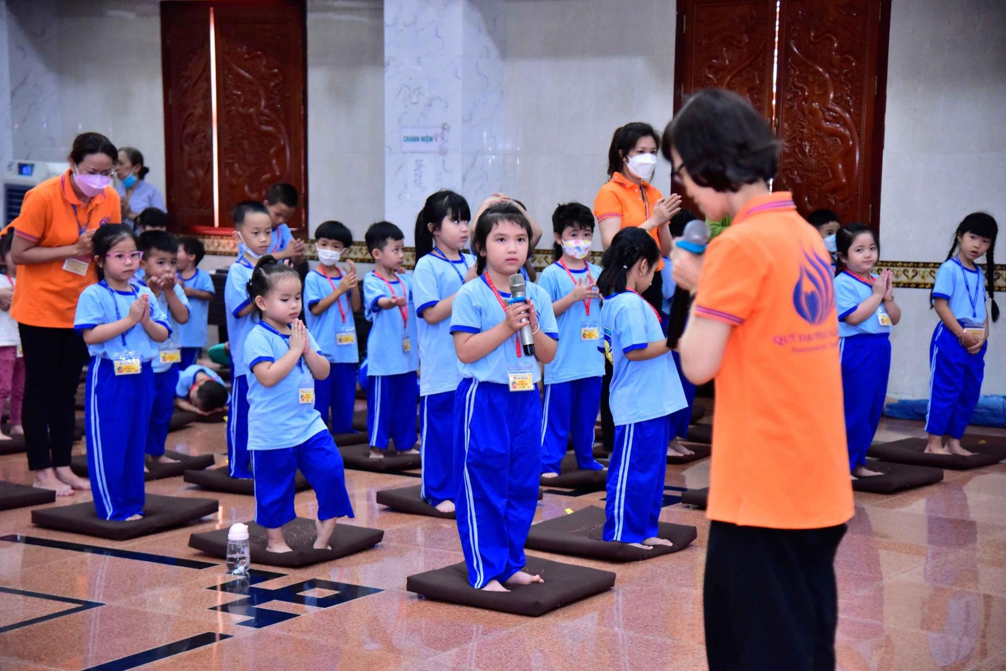 Cha mẹ ơi, cho con đến chùa học tập, vui chơi!