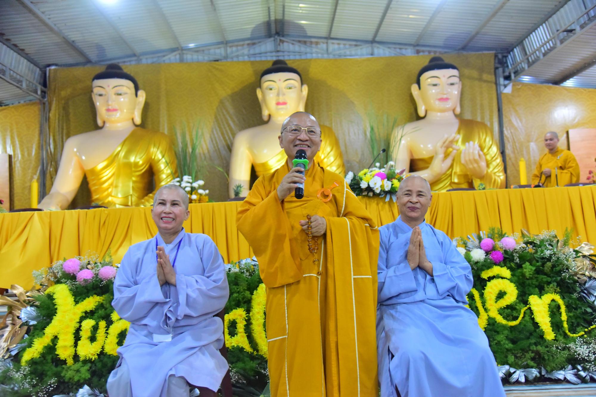 Thế phát cho 6 hành giả xuất gia gieo duyên