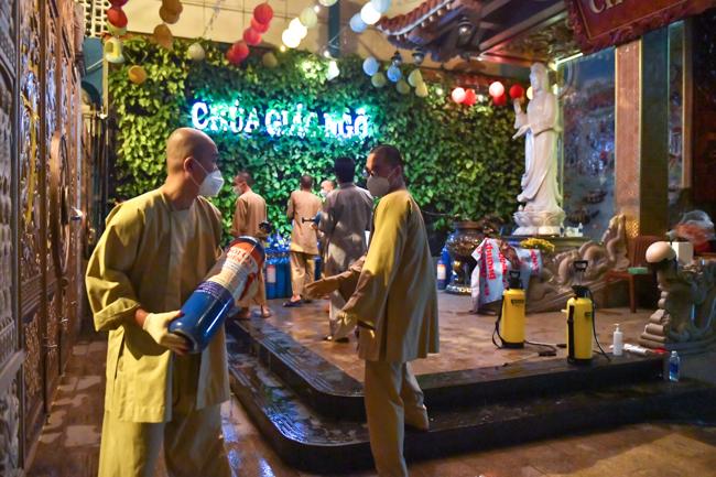 Hình ảnh nhà sư trong mùa COVID