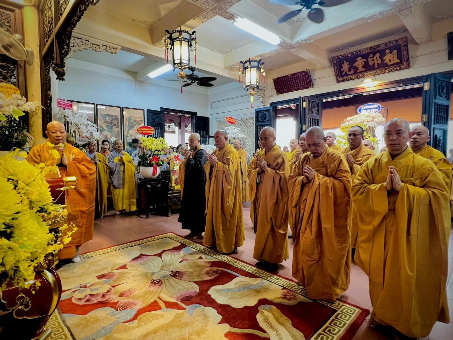 Đại diện Tăng đoàn chùa Giác Ngộ tưởng niệm cố Hòa thượng khai sơn chùa Định Thành