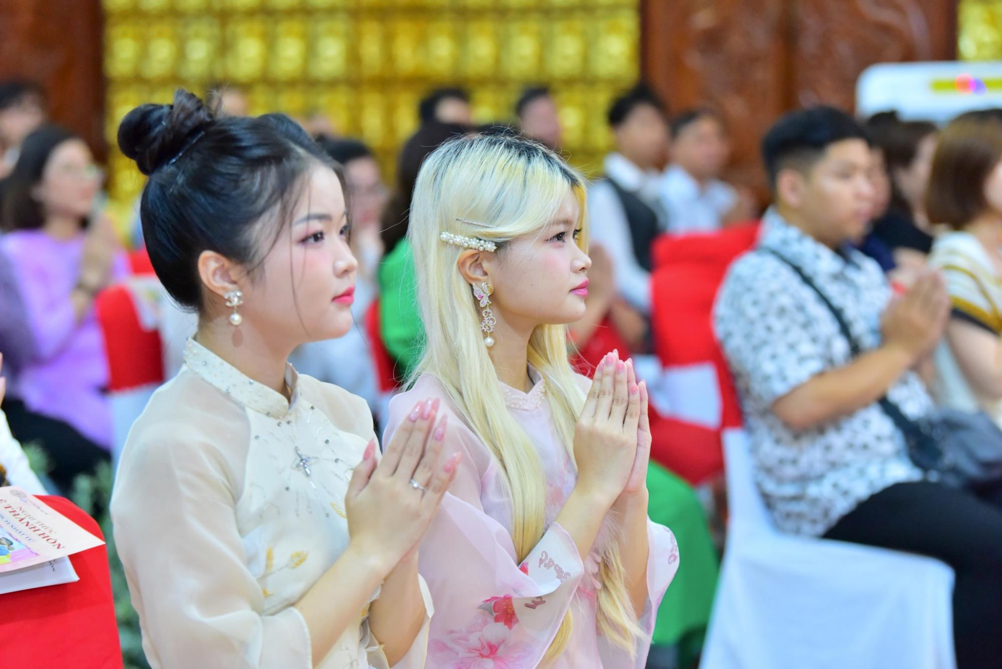 Hằng thuận chú rể Hoài Nam và cô dâu Trọng Nhân tại chùa Giác Ngộ