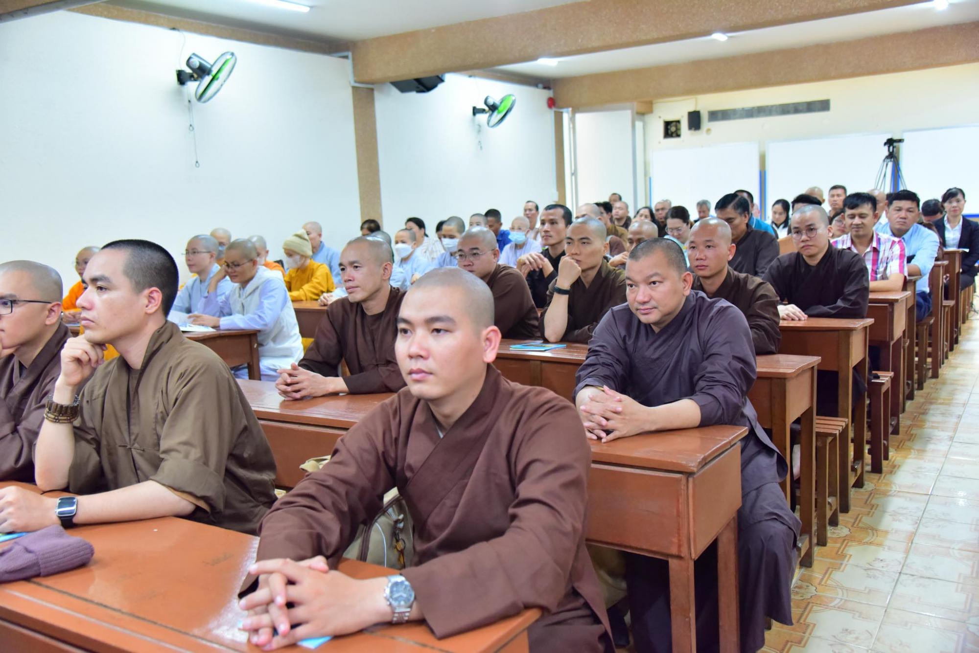 Buổi sinh hoạt đầu tiên khoa Phật học từ xa khóa IX
