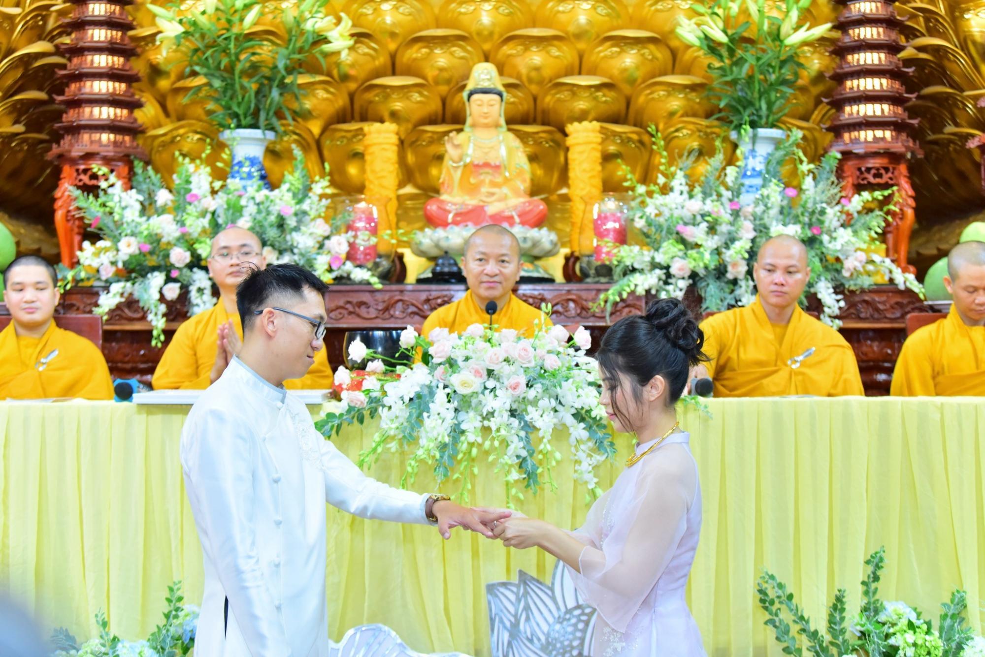 Hằng thuận chú rể Hoài Nam và cô dâu Trọng Nhân tại chùa Giác Ngộ
