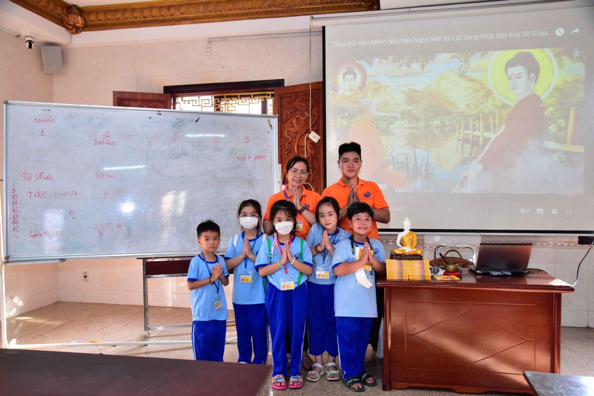 Cha mẹ ơi, cho con đến chùa học tập, vui chơi!