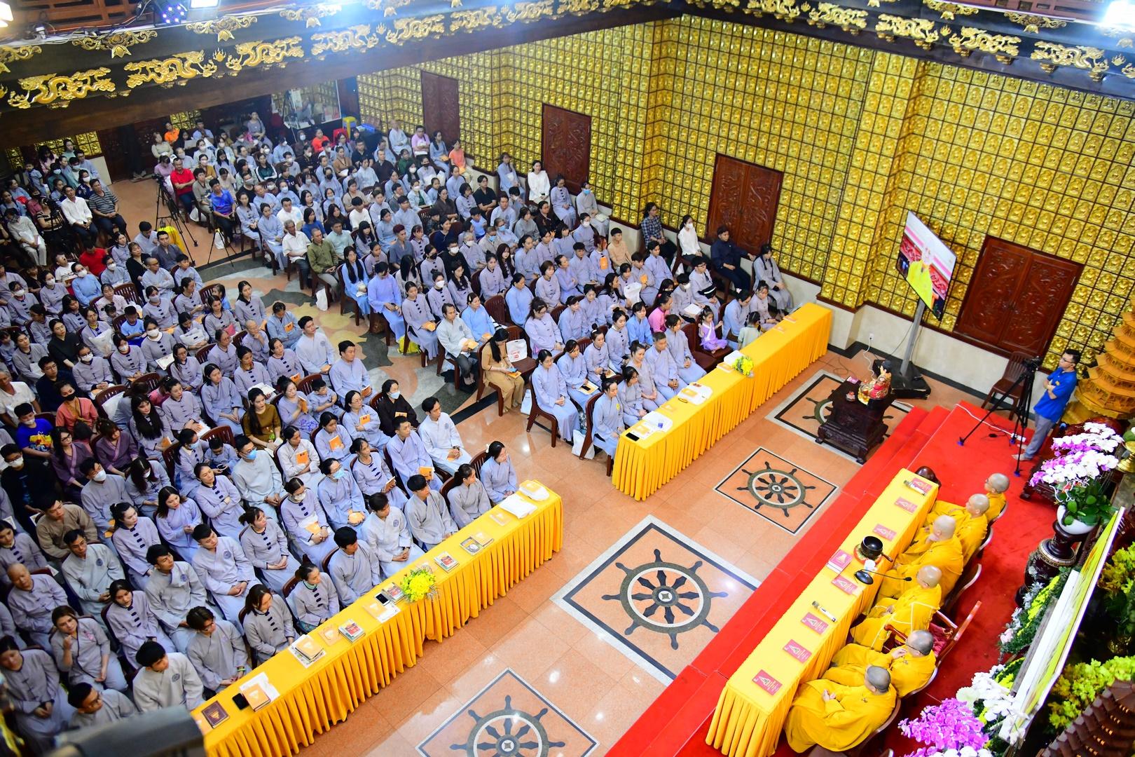 Gần 500 thiện nam, tín nữ chính thức trở thành đệ tử Phật