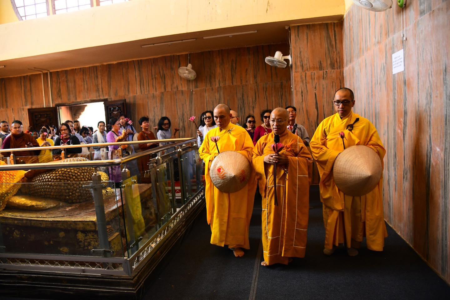 Kushinagar: Nhiều Phật tử xúc động khi chiêm bái tôn tượng Phật nhập diệt tại chùa Niết Bàn